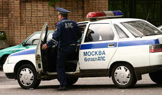 У ГУВД Москвы сбили женщину с ребенком У ГУВД Москвы сбили женщину с ребенком