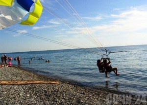 Власти Сочи запретили использование пляжного аттракциона "Парашют"