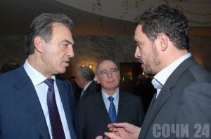 Против «козлов-провокаторов» Асламбек Паскачев, председатель Российского Конгресса народов Кавказа (слева на фото)