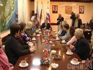 В День милиции мэр Сочи устроил чаепитие Пахомов на встрече с родствениками погибших милиционеров. Фото: "Макс портал"