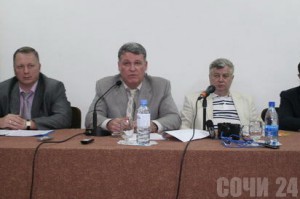Число муниципальных унитарных предприятий Сочи сократят Вице-мэр Сочи Николай Ермолов (на фото в центре)