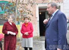 Пахомов вышел к людям Мэр Сочи на Новороссийском шоссе, 12