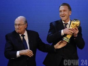 Чемпионат мира по футболу пройдет в России Йозеф Блаттер и Игорь Шувалов на церемонии в Цюрихе. Фото: REUTERS
