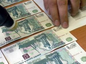 Сотруднику миграционной службы дали взятку