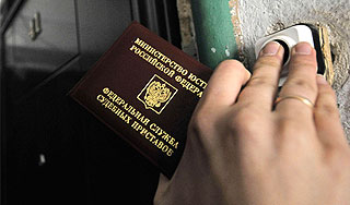 Приставы придут к должнику за копейкой Приставы придут к должнику за копейкой