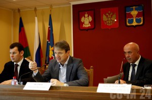 ТЭК и ЖКХ убедительно попросили ликвидировать долги Губернатор Александр Ткачев (в центре)