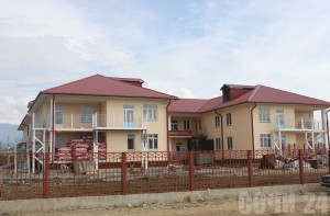 В строящемся детском саду для детей переселенцев собирают оборудование