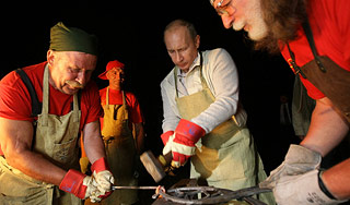 Путин взял в руки кузнечный молот Путин взял в руки кузнечный молот