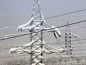 Рабочие восстанавливают электроснабжение в Сочи