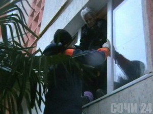 Спасатели эвакуировали пенсионерку через окно квартиры Спасатели эвакуируют престарелую женщину