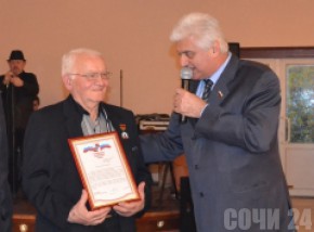 Сочинский скульптор встретил свое 75-летие Сочинский скульптор Марат Хачатурович Минасян (слева)