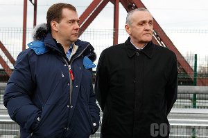 Президент Медведев посетил новый мост на границе с Абхазией Президенты России и Абхазии Дмитрий Медведев и Александр Анкваб