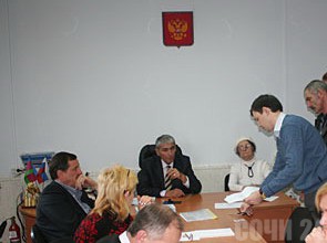 Получены доказательства подготовки фальсификаций на выборах Председатель ТИК "Хостинская" Айк Хриштакян (в центре)
