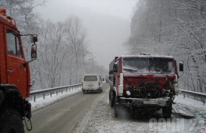 На Красной Поляне произошло ДТП с участием легковушки и грузовиков