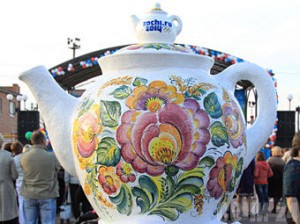 Самым большим сувениром Олимпиады стал 2-метровый чайник Фото: пресс-служба Семикаракорского завода
