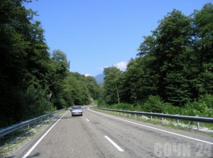 Человек попал под колеса автомобиля на трассе в Адлере