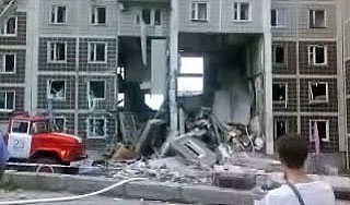 В Амурске под завалами дома ищут людей В Амурске под завалами дома ищут людей