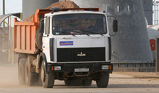 Водитель "КамАЗа" протаранил газопровод Водитель "КамАЗа" протаранил газопровод