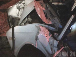 Автомобиль на гололеде унесло в дерево