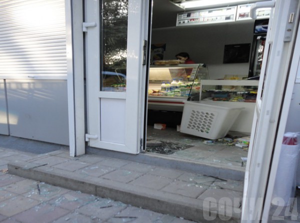 Ограбленный ларек на остановке "Политехникум"