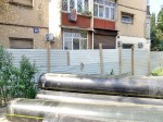 Под окнами многоэтажного дома тянут огромный газопровод
